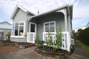 Kingwell Cottage - New Plymouth Holiday Home